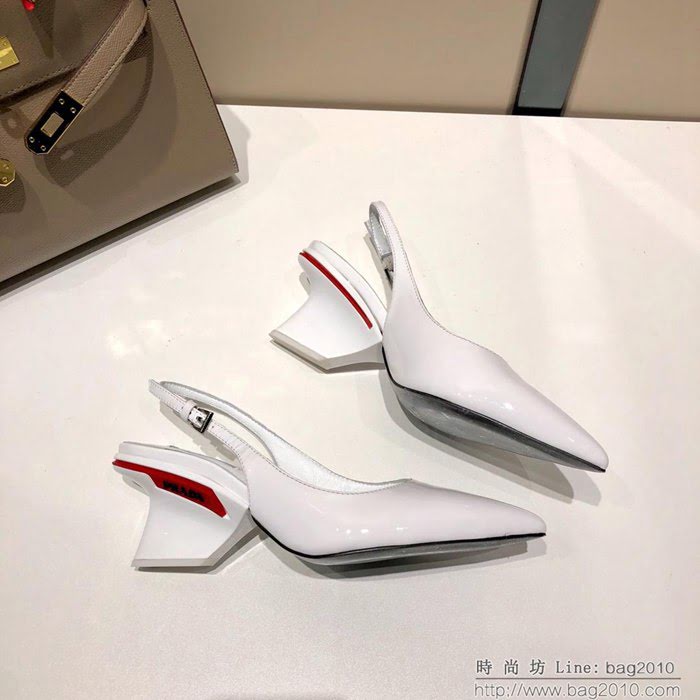 PRADA普拉達 2019早春新款 尖頭女涼鞋 牛皮面 綿羊皮內裏墊腳 中跟單鞋  ljl1472